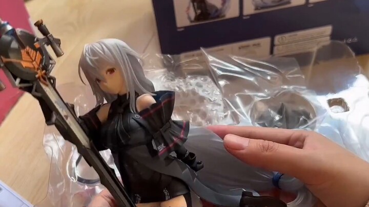 I took my husband's Arknights action figure apart and unboxed Skadi