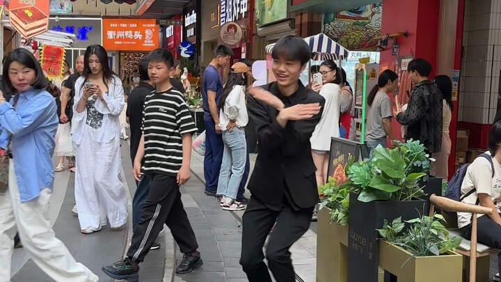 小曲一响，疏散全场