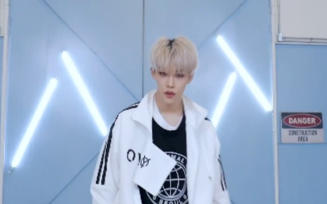 【Stray Kids】تحفة فنية أخرى من المصمم: فيليكس ذو الشعر الفضي بعد الشعر الأحمر ~ النسخة المكونة من ثما