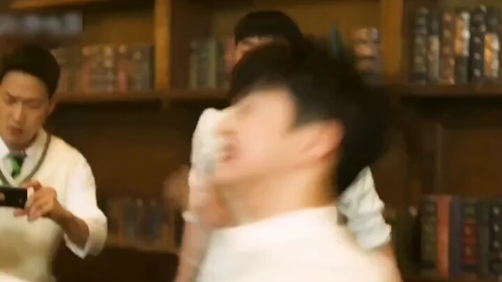 นักเรียนยากจนใช้ช้อนทองขโมยพ่อแม่ของลูกเศรษฐี