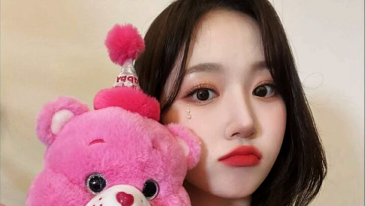 Do sisters *really* apply lipstick like this? Can these two beauties please use their faces properly