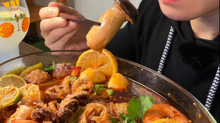 Makan platter kriuk saus cabai merah yang super imersif 🔥 Seru banget!!
