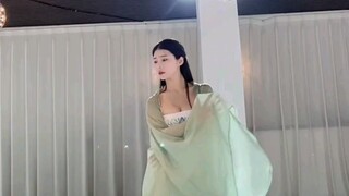 喜则喜，深兜玉腹，浅露酥胸，拘束得宫腰细。