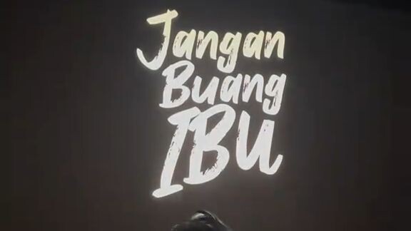 Rame banget Galpremnya film “Jangan Buang Ibu”, sampe desek-desekan dan sulit gerak.