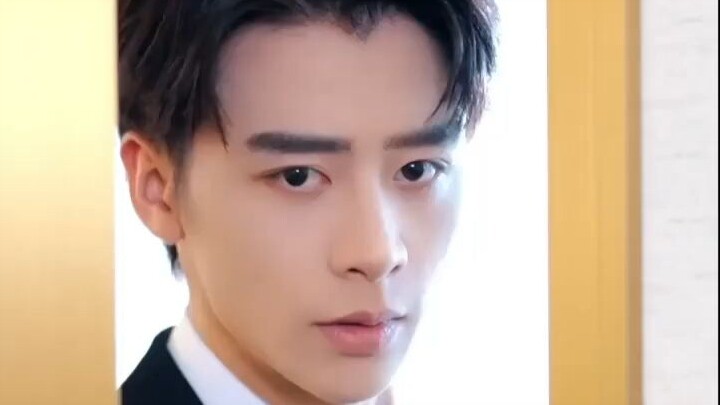 บุคคลลึกลับยื่นมีดให้ เธอจึงลงมือตัดขาดความรักเก่าด้วยตนเอง