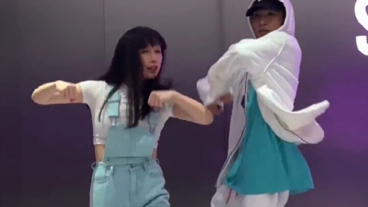 Dancing a duet, I said I didn't laugh, do you believe me? #蔡徐坤#hug me#旭迭唱舞#交舞