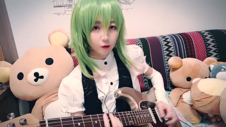 Cover lagu "天ノ弱" GUMI oleh seorang gadis berseragam