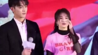 Konferensi pers "Swagger" Bailu Xu Kai bersembunyi di sudut dan tidak tahu apa yang dia lakukan haha