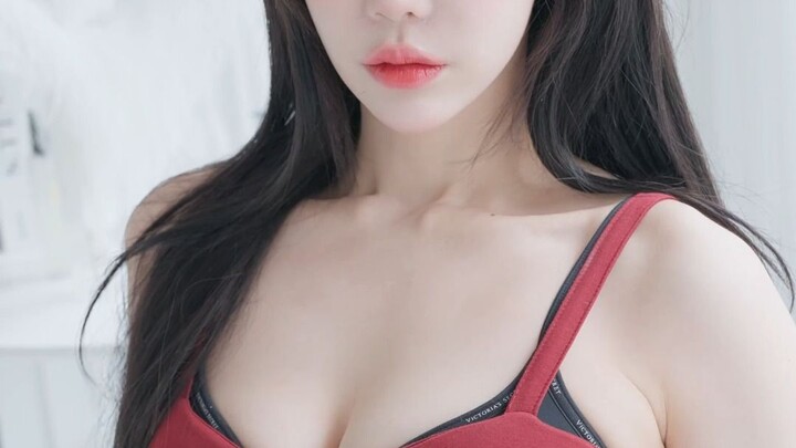 Sister KYUL's Outfit Series & Red Slip-style Tube Top with Hip-Hugging Fit