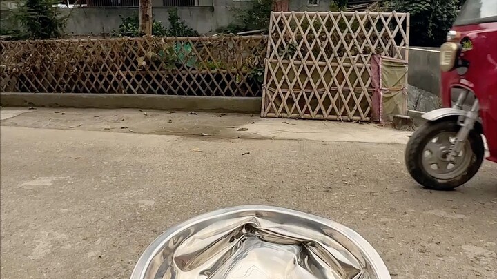 Xe đưa đón chuyên dụng thật tuyệt, lại còn có cửa sổ trời toàn cảnh nữa!