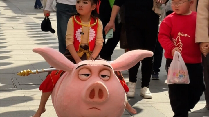 奶奶用5天时间给孙女做了一只飞天猪