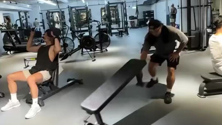 สภาพยิมคืนวันจันทร์......