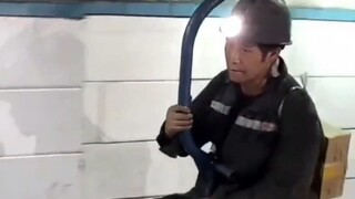 我是一名矿工，这是我们上下井乘坐的猴车