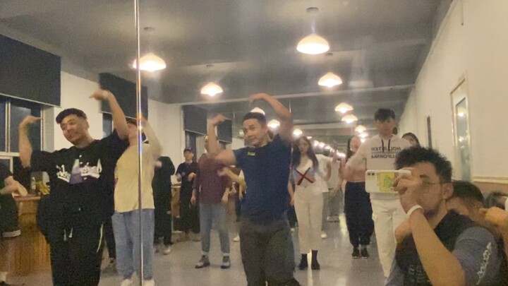 【BLACKPINK】《Lovesick Girls》การฝึกซ้อมครั้งแรกของหนุ่มๆ กลุ่มหนึ่ง