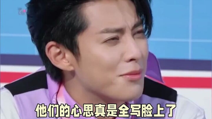 Biểu cảm của họ hiện rõ trên mặt: Baby cười mà môi không cười nổi, còn phản ứng hiểu ngay lập tức củ