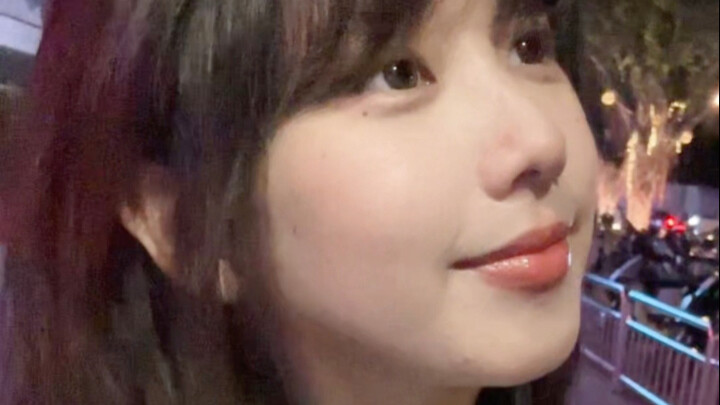 Pacar yang sampai memposting kisah cintanya di momen—sebenarnya siapa yang lagi pacaran ini?