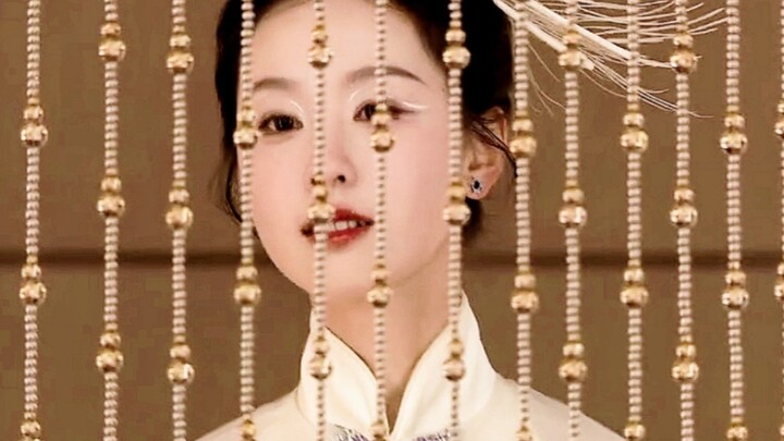 Bị nhan sắc “khóa cứng”, trông như một mô hình đồ chơi nhỏ xíu.