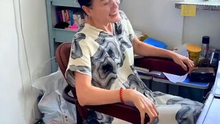 人是正经人，椅子就不知道了