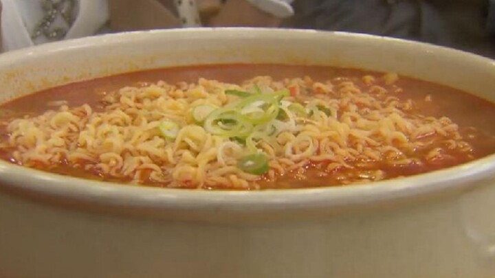 This woman is amazing, she finished a bowl of ramen in 20 minutes