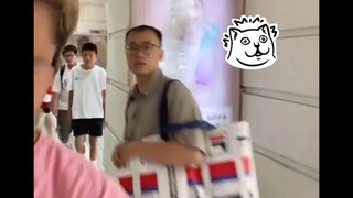 Tens of millions of foreigners watched a Chinese internet celebrity perform "Lingbo Weibu" on the st