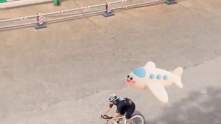 男生姗姗来迟，船长不落下一人，等待男子上船后开船！！