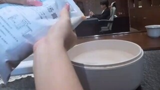 老板刚谈项目回来让员工随便做点饭，于是下一秒……