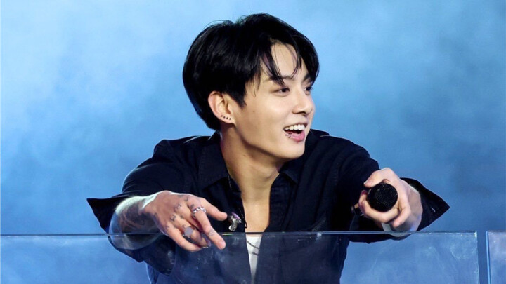 Ờ thì… chào cô ạ, xin cô cứ cho con nhà em mặc loại quần này nhé, cô xem bé quẫy đạp vui quá… Là phụ