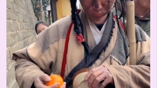 世道是真的变了，清明上河园的乞丐被打劫 #清明上河园小乞丐吃胖了 #清明上河园 #乞丐