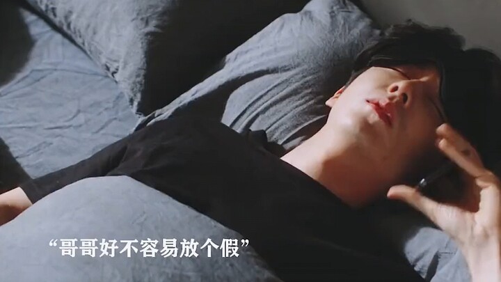 الأخ الأكبر يسيطر بقوة الدم على تربية الأطفال، مجرد النظر يثير الحسد.