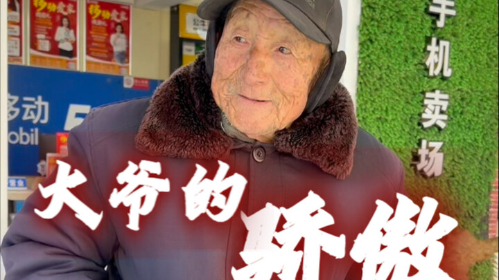 Niềm tự hào của ông cụ! Khi nói về con cái, gương mặt ông tràn đầy hạnh phúc.