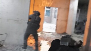 Video penegakan hukum SWAT yang menjadi viral di kalangan lansia