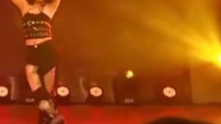 Is there a stage for domestic entertainment? Did the Chinese trainees sing and dance unforgiven in t