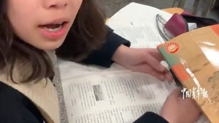 Post-00s Teacher Returns to Alma Mater for Internship, Confiscates Students’ Phones Brought to Class