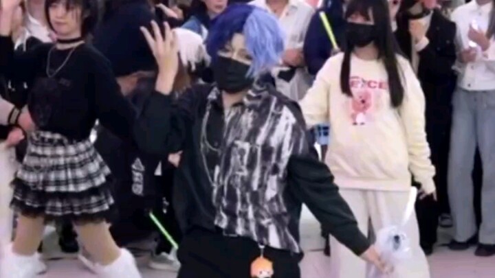 Aoyagi Toya's dance highlight moment... (unexpectedly catching the umbrella)