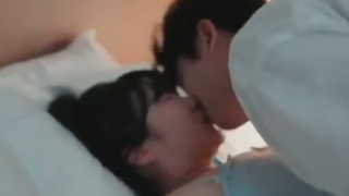 Tujuh tahun kemudian, gadis yang patah hati itu bertemu kembali dengan kekasihnya