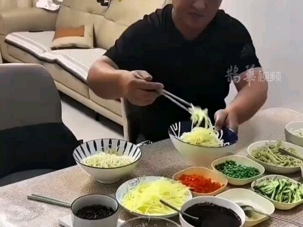 Orang tua memamerkan porsi makan putra mereka yang sedang puber, benar-benar “anak besar, bikin bapa