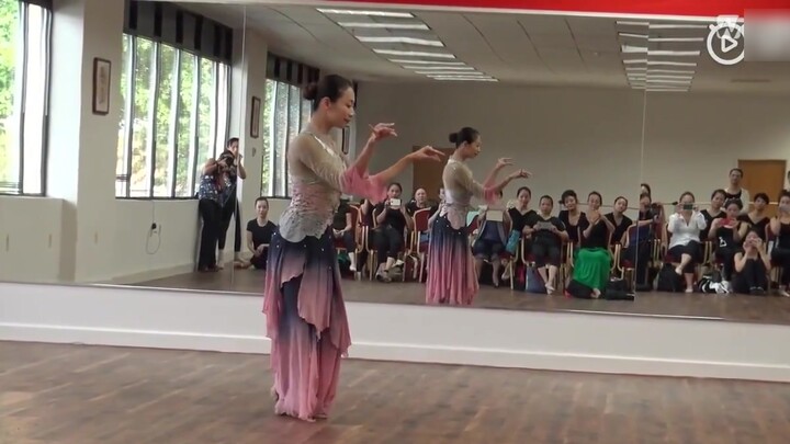 Shao Junting's "Love Lotus" is really worth watching, it is worthy of the original dance! [Selected 