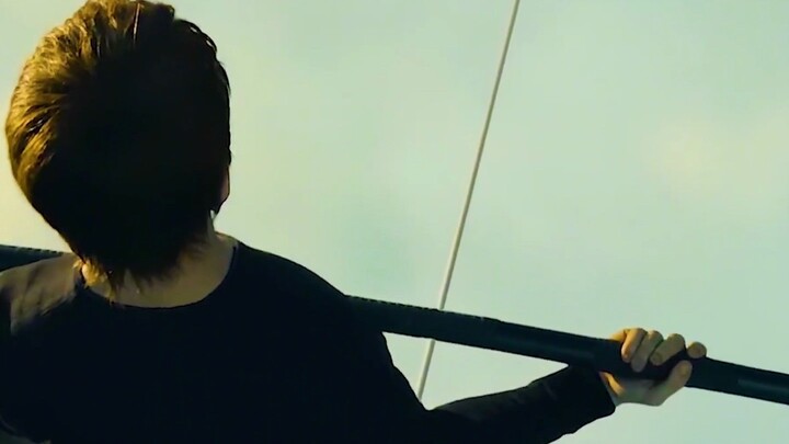 ผู้ชายเดินไต่เชือกบนความสูง 500 เมตร ผู้ที่กลัวความสูงโปรดระวัง!