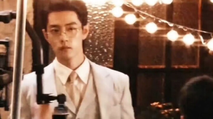 Shao Bai undressed, gold-rimmed glasses + three-piece suit, this time there is really a lingering fr