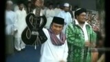 Momen Penyerahan Gitar Milik Rhoma Irama Kepada (Alm) KH Fawaid As'ad Syamsul Arifin