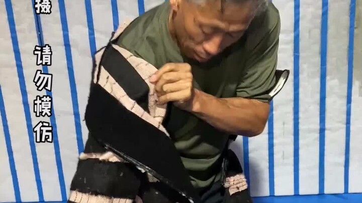 Saat pertama kali aku ajak Pak Tua ke taman trampolin, dia bilang, “Melompat ke tanah juga kan terma