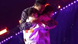 Menggemaskan! Dua putri JYP Park Jin-young muncul untuk pertama kalinya, mengganggu konser ayah mere