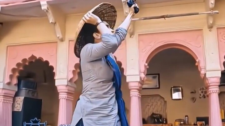 बंदूक देखकर सब डर गए, फिर पता चला उसमें गोली ही नहीं है! 😅