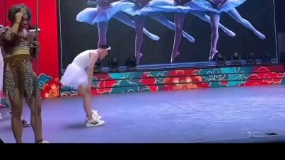 دقيقة واحدة على المسرح تحتاج إلى عشر سنوات من العمل خلف الكواليس