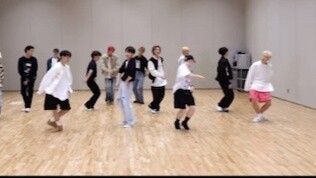 The knife-wielding group dance of this person makes me sigh every time I see it! #seventeen#Kpop#han