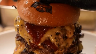 日本连锁汉堡餐厅 SHOGUN BURGER 的四层和牛芝士汉堡
