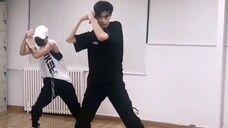 [Lin Yi] Orang ini sangat tampan saat dia menari