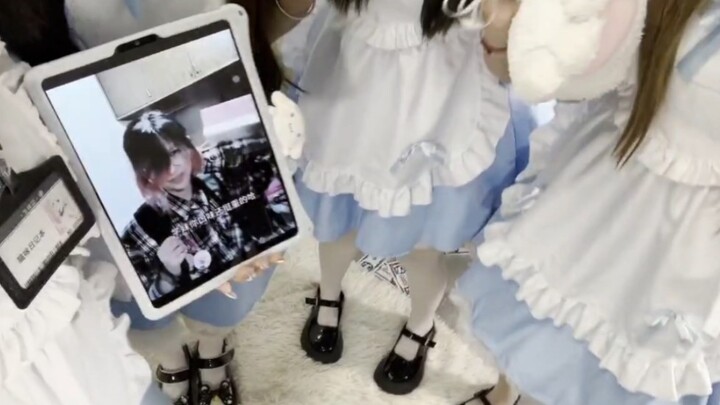 Makhluk tegak yang menakutkan, kamu pantas mendapatkan cinta