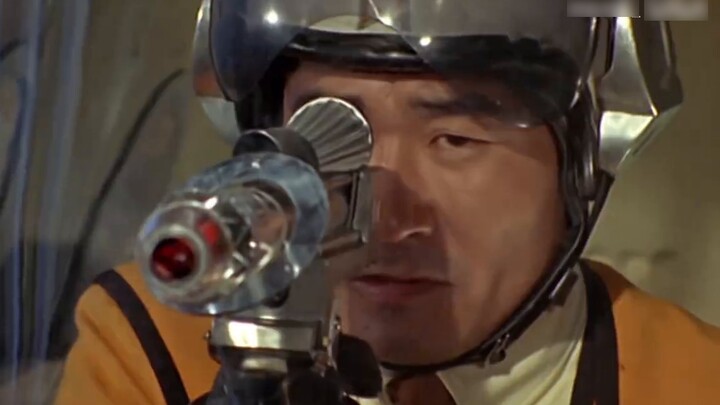 [เนื้อเพลง "Under Investigation" โดย Ultraman Defense Force] "ลมและเมฆทำให้ธงเคลื่อนไหว ชีวิตและความ