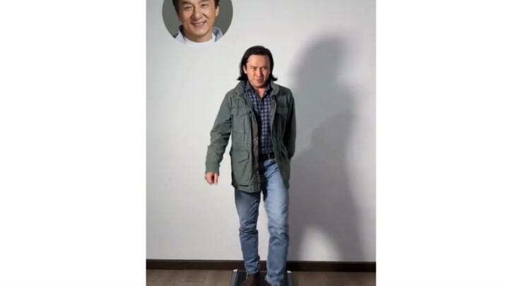 Imitating the walking styles of various celebrities—so spot-on!